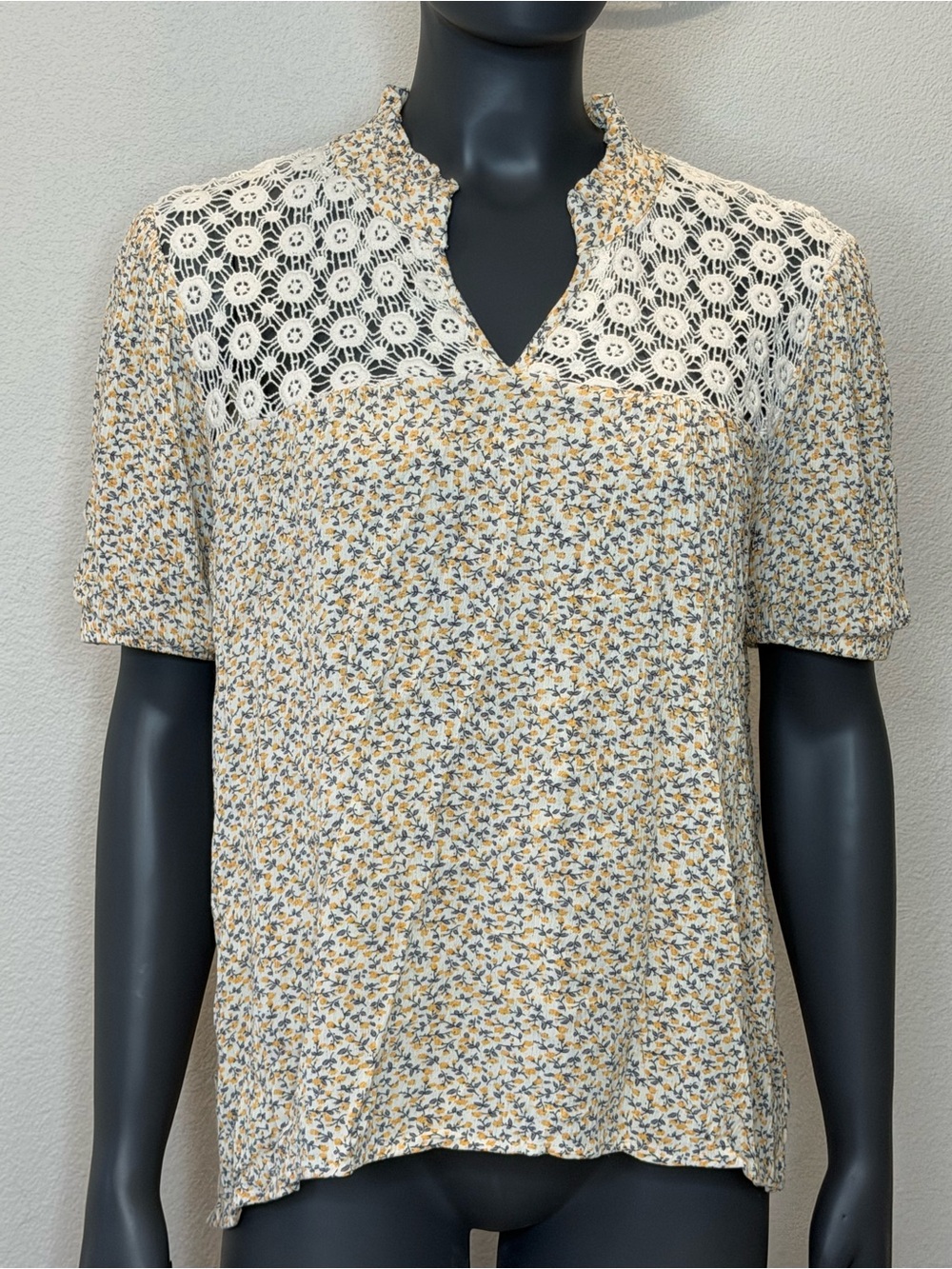 Anthropologie Everleigh Floral Blouse with Crochet Detail Women’s Size L Yellow